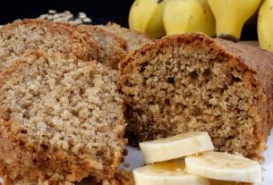 Learn how to make banana cake, without flour or sugar