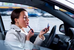 Tips for those who need to put on makeup in the car