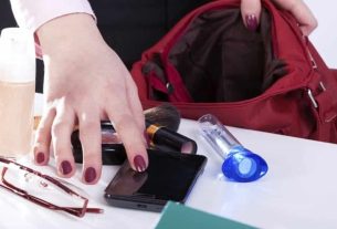 11 must-have items in a woman's bag to avoid embarrassment