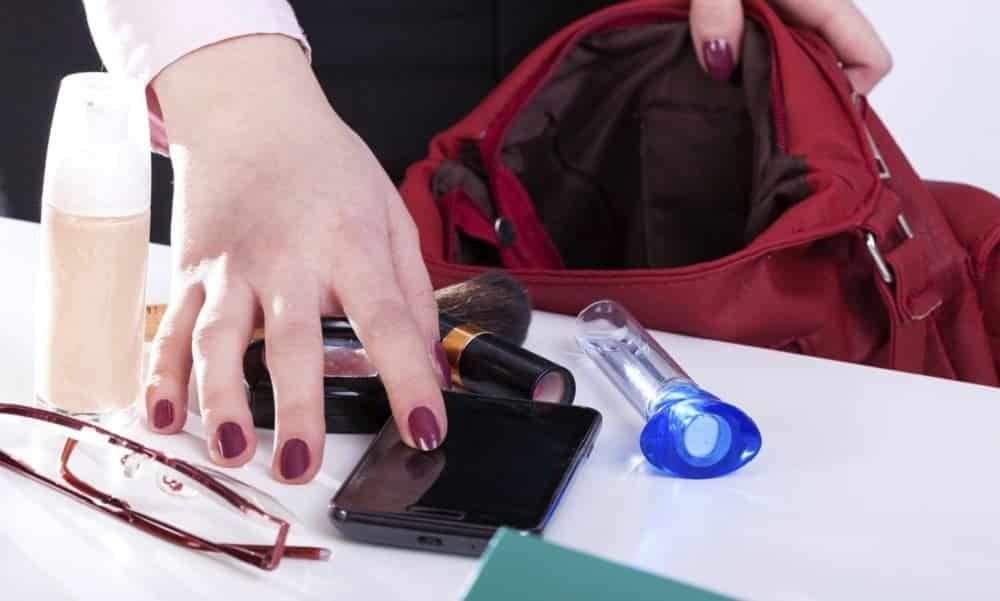 11 must-have items in a woman's bag to avoid embarrassment