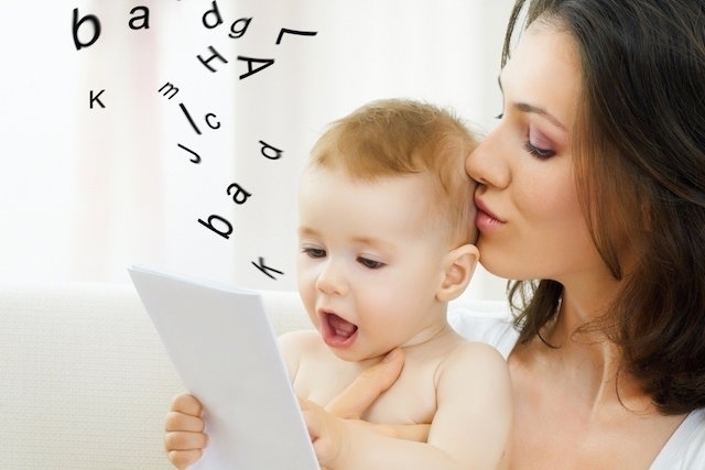 When does the baby start talking?  (and how to stimulate speech at each age)