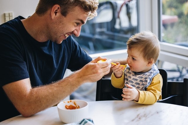 Quando começar a introdução alimentar no bebê (com receitas)