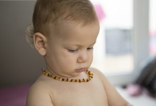 Amber necklace: possible benefits and risks