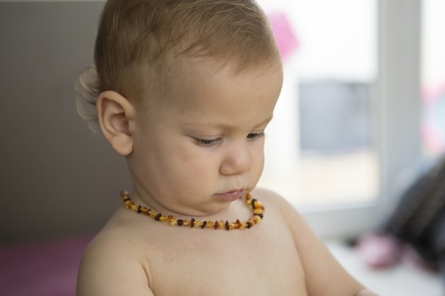 Amber necklace: possible benefits and risks