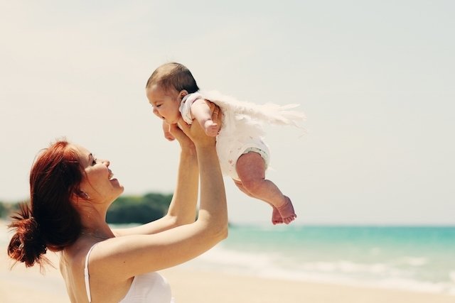 How old can a baby go to the beach?  (and some important precautions)