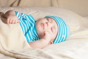 At what age can a baby sleep alone in the room?