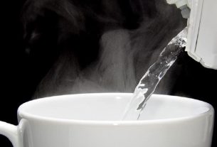 Lose up to 2 kilos per week by drinking warm water