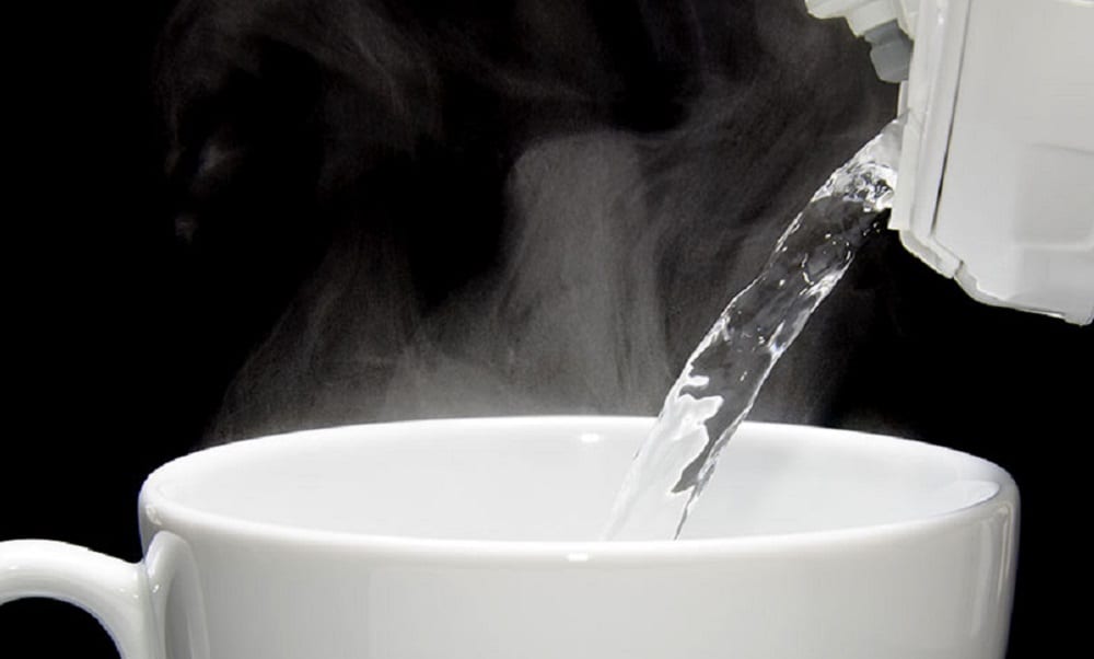 Lose up to 2 kilos per week by drinking warm water