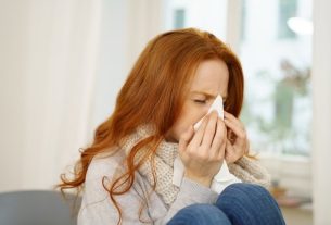 9 symptoms of allergic rhinitis (and what to do)