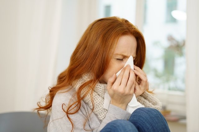 9 symptoms of allergic rhinitis (and what to do)