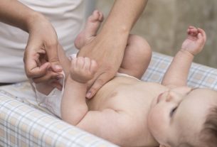 Blood in the baby's diaper: what it could be (and what to do)