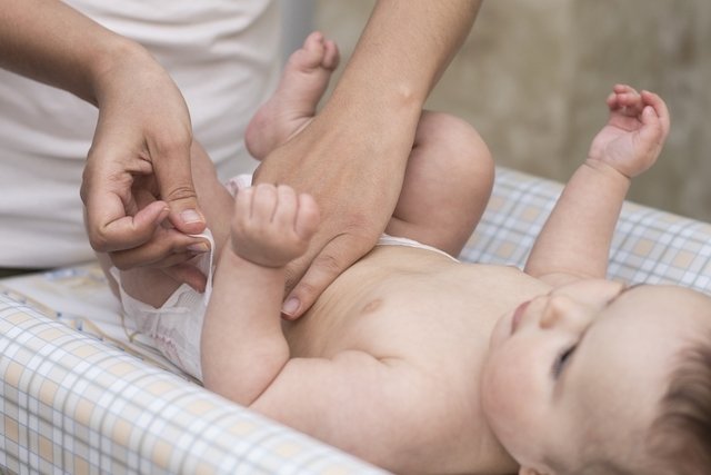 Blood in the baby's diaper: what it could be (and what to do)