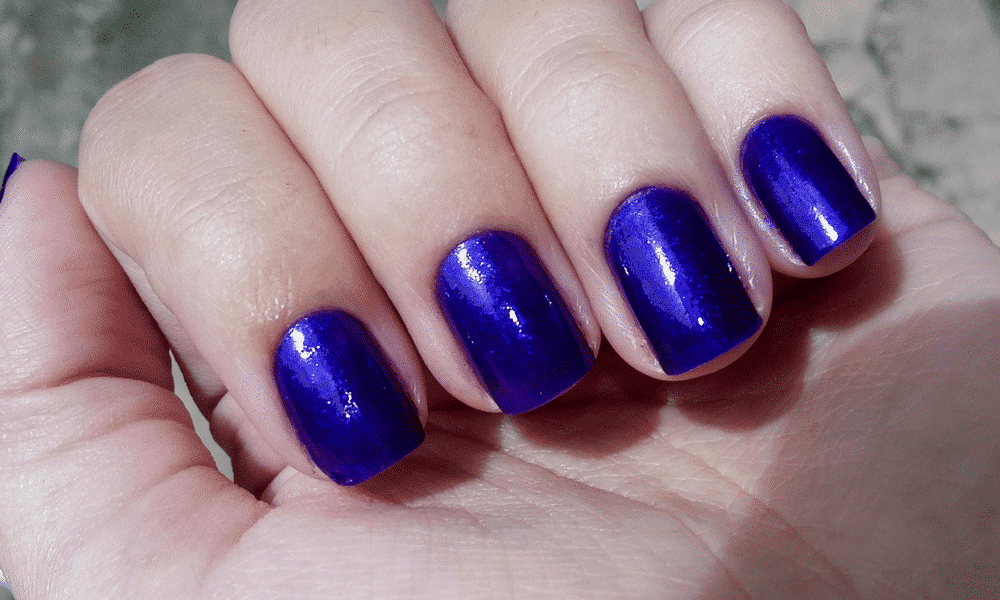 Esmalte azul, veja dicas da cor que fica incrível em todos os tons de pele