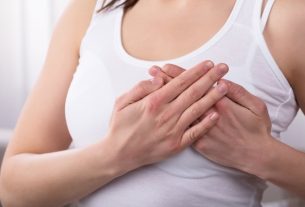 Breast pain: 11 main causes (and what to do)