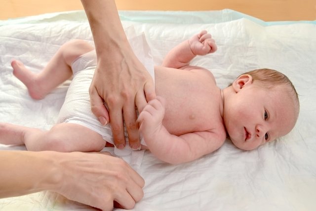 Dark stools in babies: 7 main causes and what to do