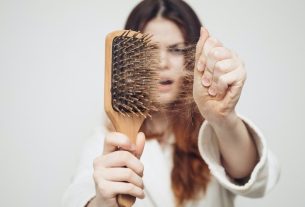 Hair falling out a lot: 11 main causes (and what to do)