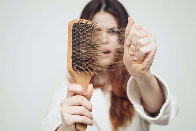 Hair falling out a lot: 11 main causes (and what to do)