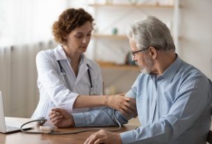 High blood pressure in the elderly: symptoms, how to identify, causes and treatment