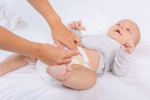 How to change a baby's diaper: material and step-by-step instructions