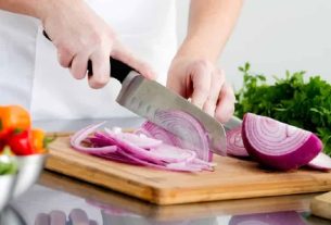 How to get rid of the smell of onion and garlic on your hands