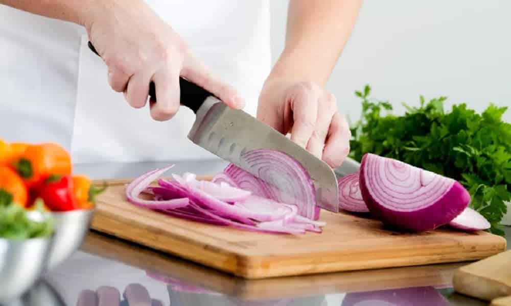 How to get rid of the smell of onion and garlic on your hands