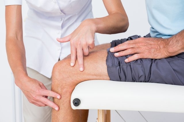 How to treat pain on the side of the knee