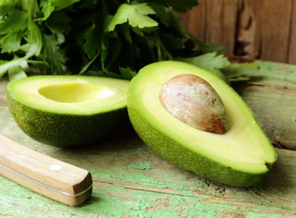 Come donare grande idratazione ai tuoi capelli con l'avocado