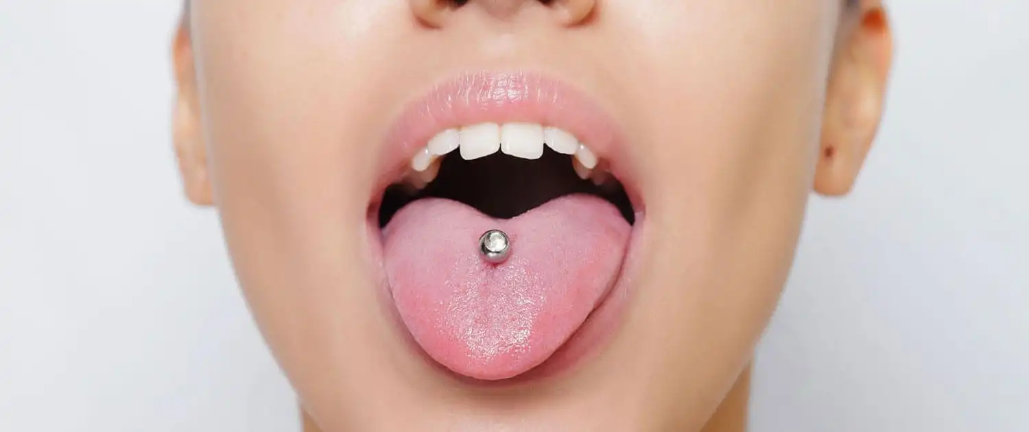 Piercing en la lengua: qué es y cómo cuidarlo