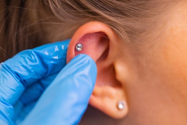 What to do to care for an inflamed piercing