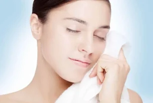 Cepillo de limpieza facial: beneficios, cómo usarlo, pros y contras