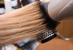 8 consigli per imparare a spazzolarti i capelli a casa