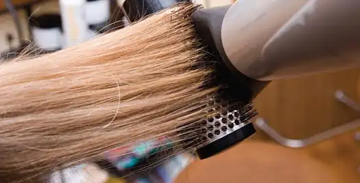 8 consigli per imparare a spazzolarti i capelli a casa