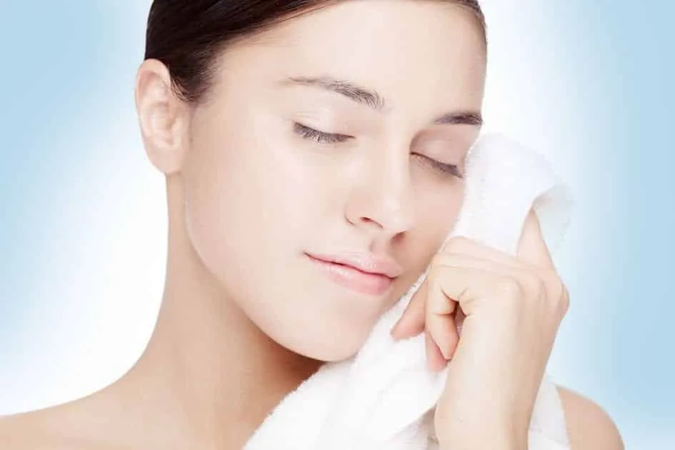 Cepillo de limpieza facial: beneficios, cómo usarlo, pros y contras