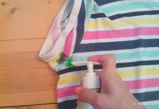 Macchia da deodorante, come toglierla dai vestiti?  8 metodi semplici