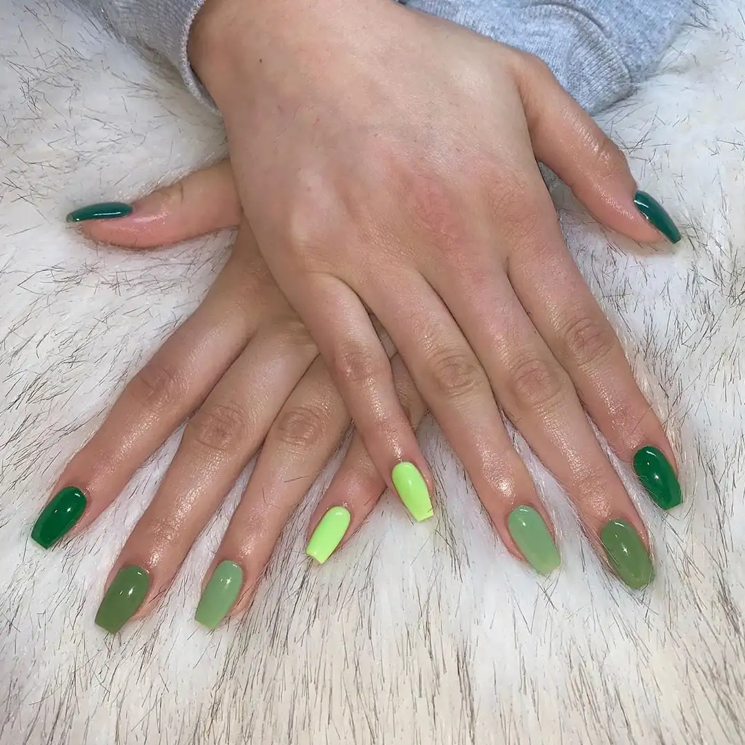 Green nail polish - How to use and innovate this week + Inspiration photos