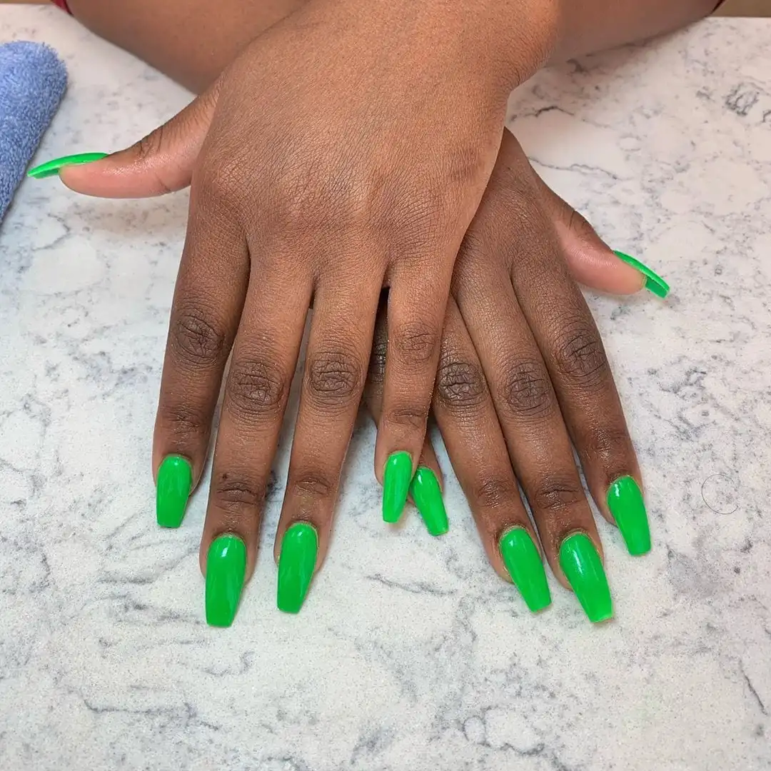 Green nail polish - How to use and innovate this week + Inspiration photos