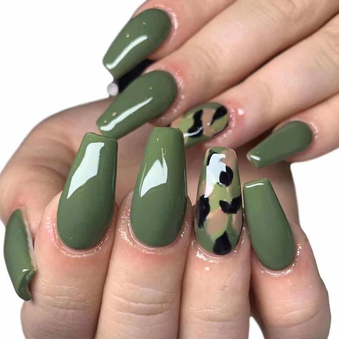 Green nail polish - How to use and innovate this week + Inspiration photos