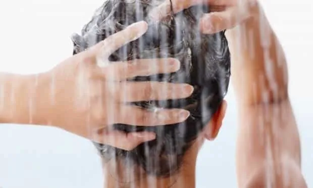 ¿Cuáles son los daños de lavarse el cabello con agua caliente?