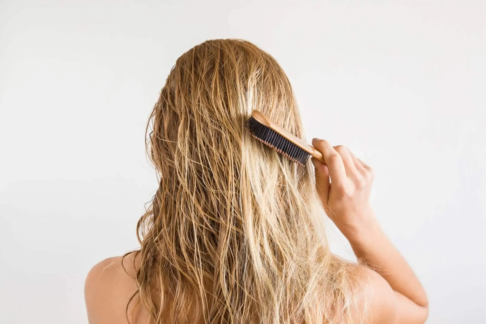Découvrez les 12 pires erreurs que font de nombreuses femmes avec leurs cheveux