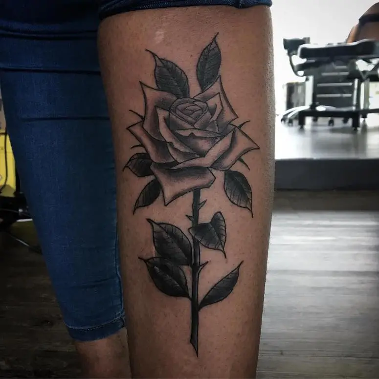 + 80 photos de tatouages ​​​​de roses pour vous inspirer