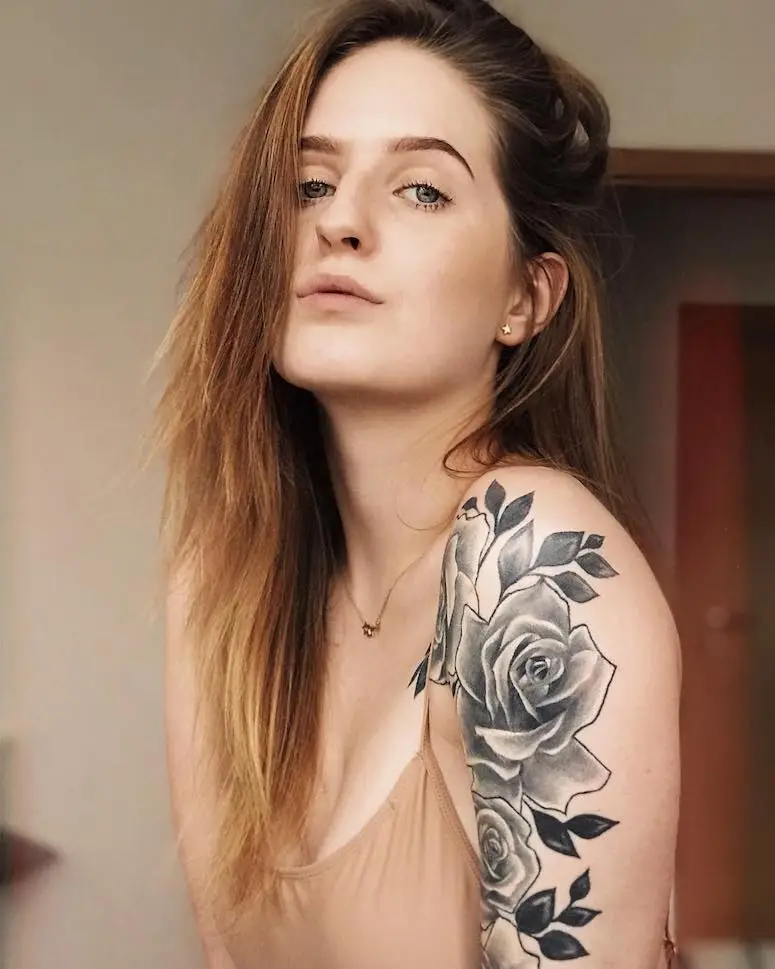 + 80 photos de tatouages ​​​​de roses pour vous inspirer