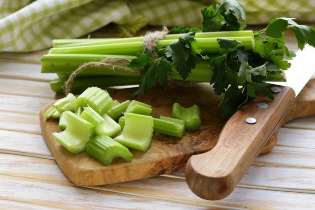 10 health benefits of celery (with recipes)