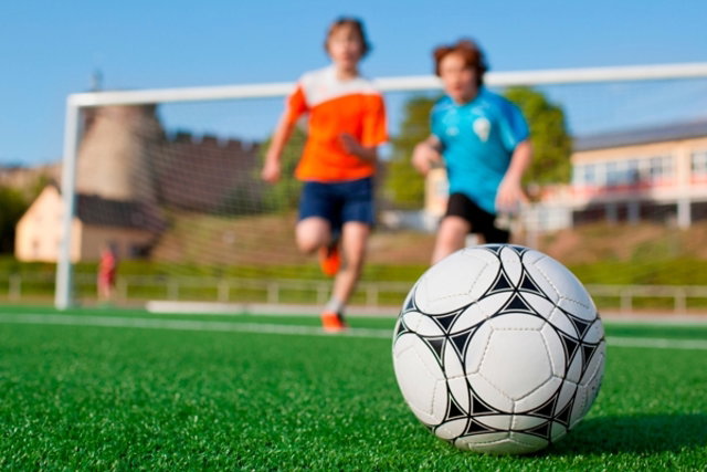 Discover the main benefits and harms of football