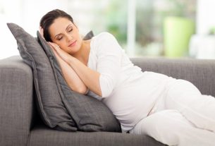 Can a pregnant woman sleep on her back?  (and best position)