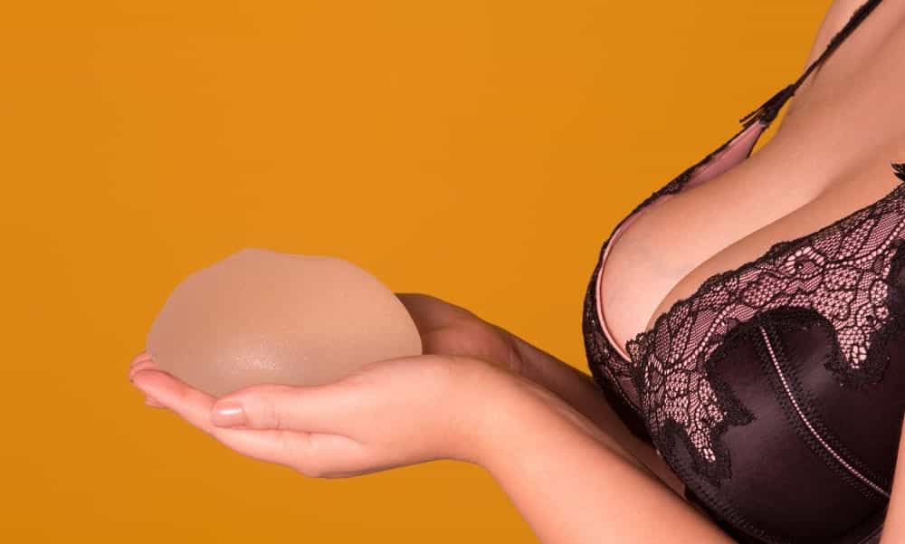 Does silicone prosthesis make it difficult to identify breast cancer?