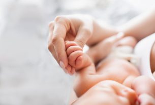 Stages of labor (and what to do in each one)