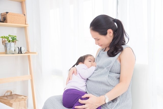 Breastfeeding during pregnancy: is it possible?