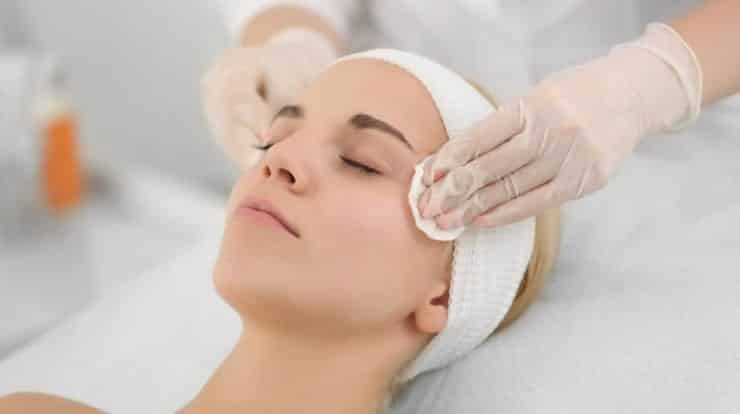 Understand how skin cleansing is done and the myths and truths about the procedure