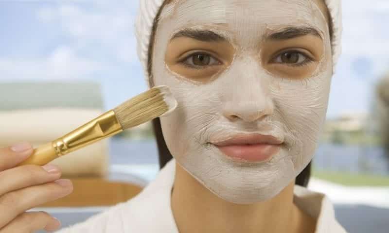 Understand how skin cleansing is done and the myths and truths about the procedure