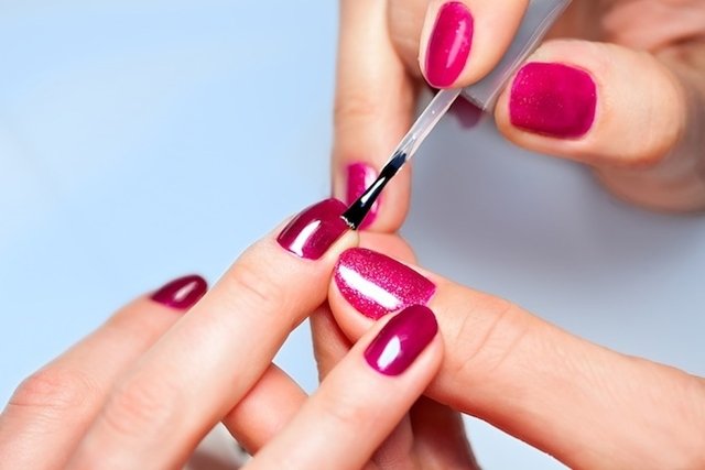 10 tips for taking care of your nails and making your nail polish last longer